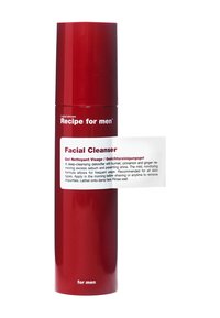 Bottiglia cilindrica rossa con una finitura lucida, etichettata "Recipe for men Facial Cleanser." Contiene un'etichetta bianca con istruzioni sulla parte frontale.