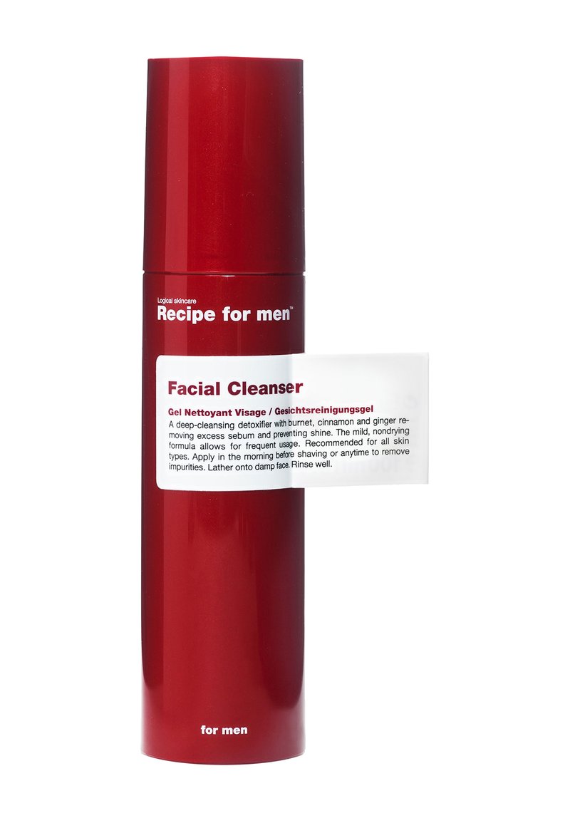 Bottiglia cilindrica rossa con una finitura lucida, etichettata "Recipe for men Facial Cleanser." Contiene un'etichetta bianca con istruzioni sulla parte frontale.
