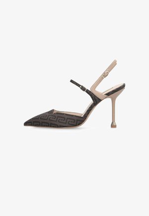 Tacones slingback de punta puntiaguda en tela negra con patrón geométrico, con una correa ajustable nude y un detalle metálico en el tacón.