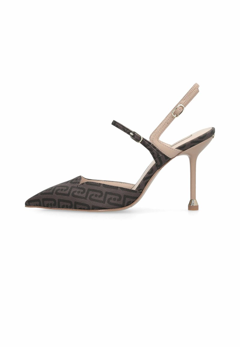 Escarpins slingback à bout pointu en tissu noir à motif géométrique, avec une bride réglable nude et un accent métallique sur le talon.