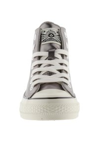 Zapatilla alta en gris metálico, con una suela y cordones de goma blanca, punta redonda y parche de logo en la lengüeta. Parte superior texturizada.