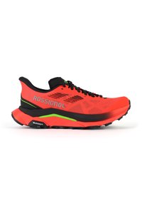 Zapatilla de running de malla roja con detalles en negro, que cuenta con una suela acolchada, parte superior texturizada y un detalle verde en la entresuela. Nombre de la marca visible.