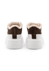 Sneaker alla caviglia in suede marrone con suole di gomma bianche e rivestimento morbido, caratterizzate da un bordo soffice e un logo sul tallone.