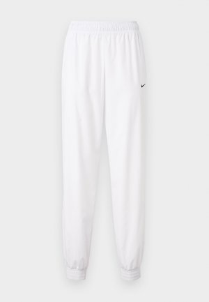 Joggers atléticos blancos con una cinturilla elástica, tobillos ajustados y un pequeño logo negro de Nike en el lado izquierdo. Tejido suave y ligero.