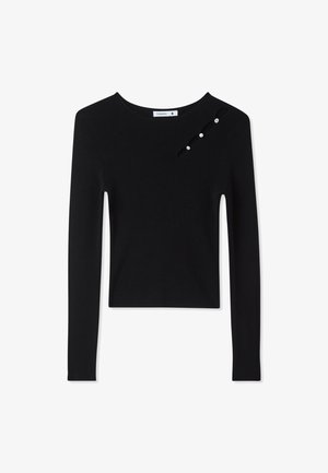 Maglione nero a maniche lunghe con una texture a coste, caratterizzato da un collo rotondo e un accento decorativo di tre piccoli bottoni su una spalla.