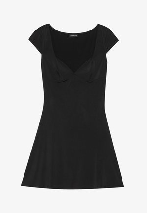 Musta kleit lühikeste varrukatega, pehme kangaga, keha lõikega korpuse ja laieneva seelikuosa. Omab sügavat dekolteed ja volangide detaili rinnaosas.