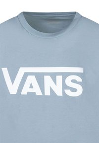Camiseta de algodón azul claro con un gran logo blanco de "VANS". Diseño clásico de cuello redondo con mangas cortas y textura suave.
