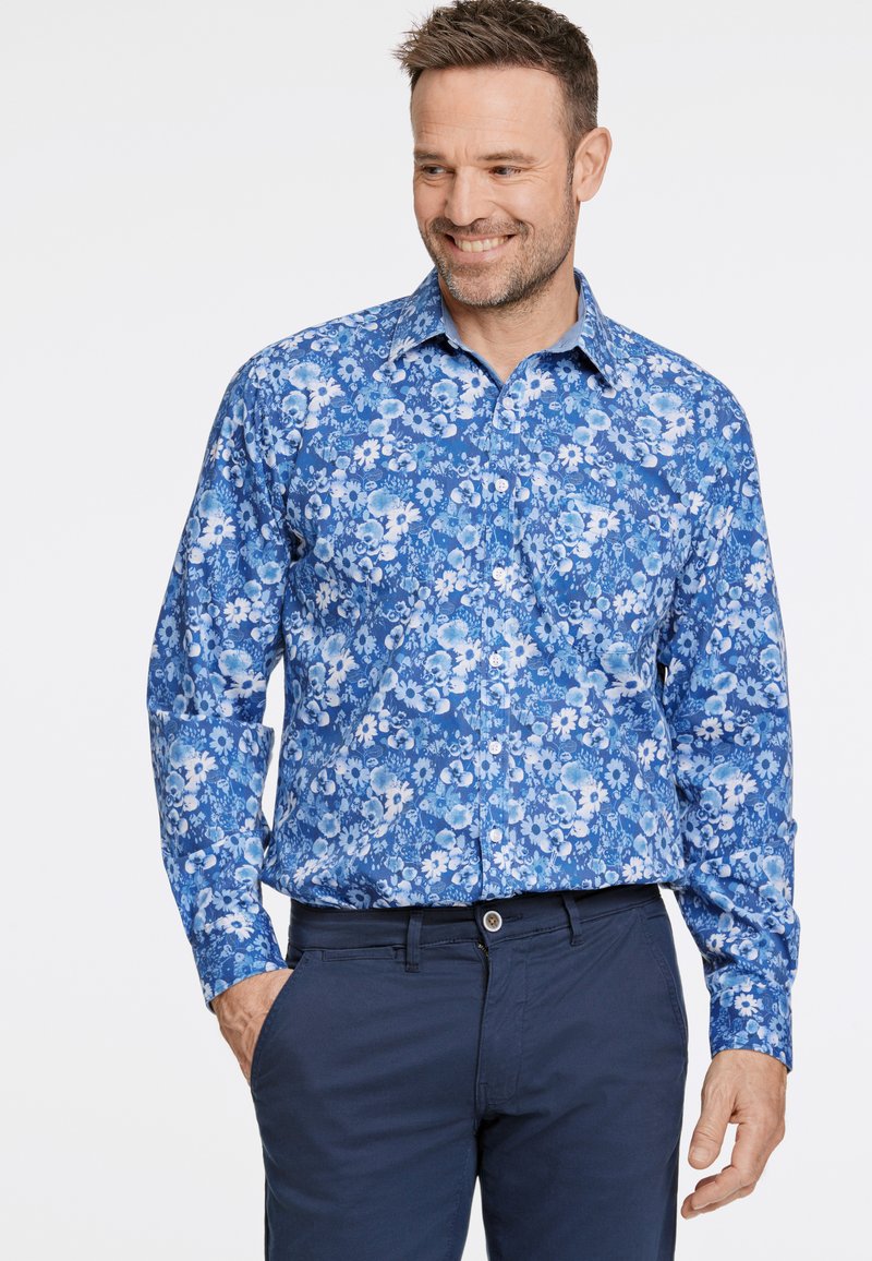 Blaues Blumenshirt mit Knöpfen in verschiedenen Blautönen, ausgestattet mit einem verbreiterten Kragen, langen Ärmeln und einem schlanken Schnitt.