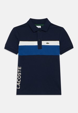 Marineblaues Poloshirt mit horizontalen Streifen in Blau, Weiß und Grün, mit Kragen und der Aufschrift "LACOSTE" in Weiß an der Seite.