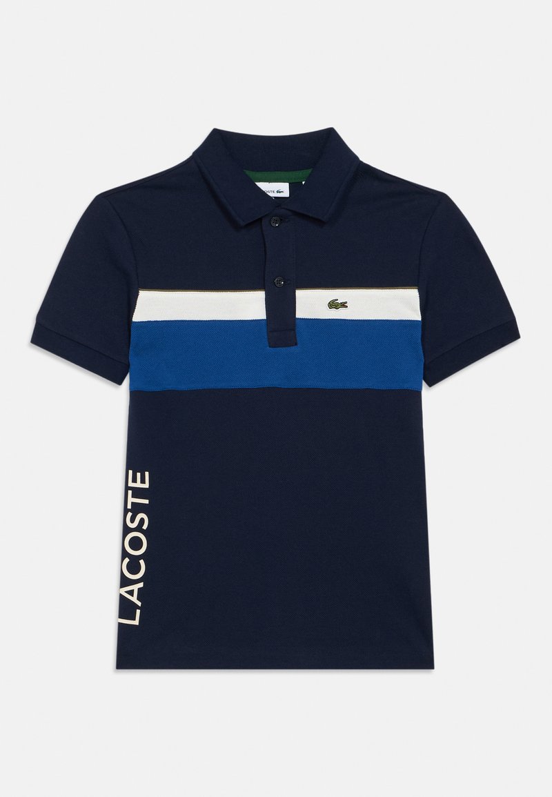 Mornarska polo majica z modrimi, belimi in zelenimi vodoravnimi črtami, s kragnim dizajnom in napisom "LACOSTE" v belem ob strani.