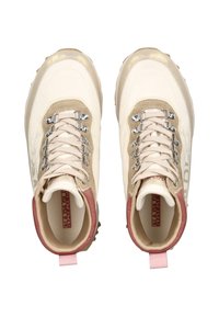 Zapatillas de senderismo en color beige y crema con un upper texturizado, ojales metálicos y acentos rosas en el talón. Presentan una suela robusta y un interior acolchado.