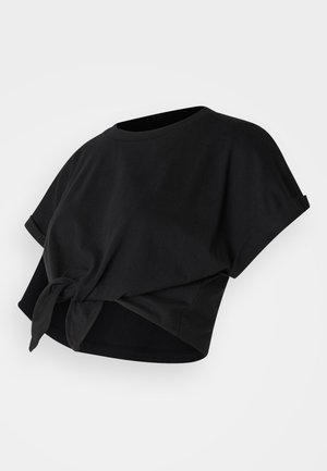 Čierne skrátené tričko vyrobené z jemnej látky, s okrúhlym výstrihom, krátkymi rolovanými rukávmi a detailom uzla vpredu.