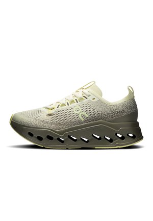 Scarpa sportiva traspirante in mesh giallo chiaro e grigio con suola imbottita caratterizzata da fori ovali e chiusura con lacci.