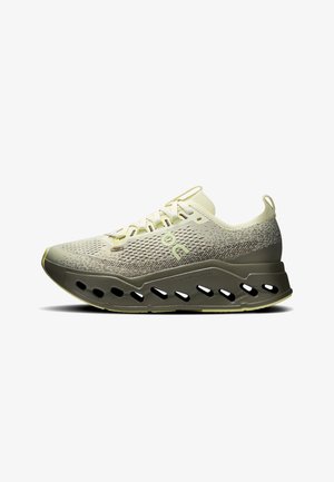Scarpa sportiva traspirante in mesh giallo chiaro e grigio con suola imbottita caratterizzata da fori ovali e chiusura con lacci.