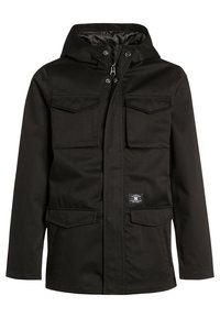 Musta vedenpitävä takki, jossa on huppu, kaksi yläosassa olevaa läppätaskua, kaksi alhaalla olevaa sivutaskua, vetoketjukiinnitys ja kangasmerkki.