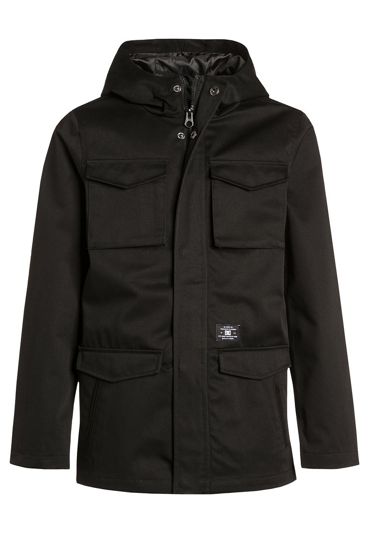 Musta vedenpitävä takki, jossa on huppu, kaksi yläosassa olevaa läppätaskua, kaksi alhaalla olevaa sivutaskua, vetoketjukiinnitys ja kangasmerkki.