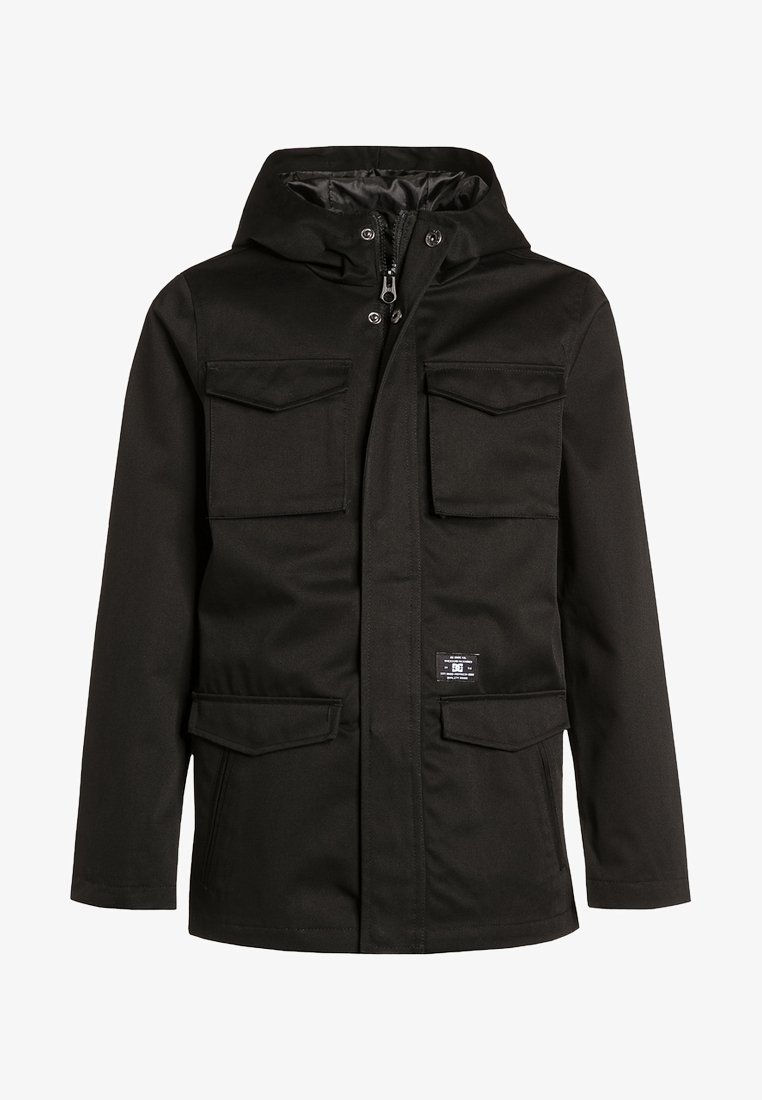 Musta vedenpitävä takki, jossa on huppu, kaksi yläosassa olevaa läppätaskua, kaksi alhaalla olevaa sivutaskua, vetoketjukiinnitys ja kangasmerkki.