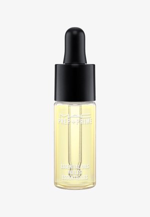 Szklana butelka z kroplomierzem z czarną pokrywką, zawierająca bladożółty olejek eteryczny. Na etykiecie wydrukowany tekst: "MAC PREP + PRIME ESSENTIAL OILS."