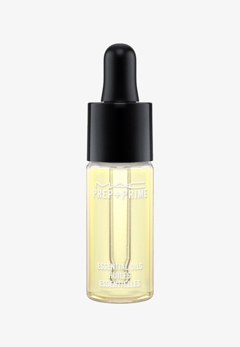 Glazen pipetfles met een zwarte dop, bevat lichtgele etherische olie. Bevat druktekst: "MAC PREP + PRIME ESSENTIAL OILS."