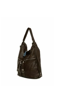 Brūna ādas rokassoma ar izslābtu dizainu, ar rāvējslēdzēju kabatām un vienu plecu siksnu. Ievērojama teksturēta virsma un sudraba aksesuāri.