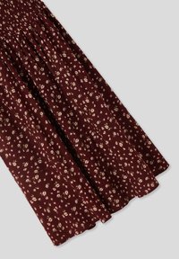 Vestito bordeaux a fantasia con corpetto arricciato, caratterizzato da piccoli disegni floreali in crema e rosa chiaro. Tessuto morbido e strutturato.