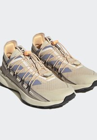 Adidas Terrex VOYAGER 21 TRAVEL - Pārgājienu apavi - sand strata   silver violet   acid orange