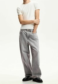 Bershka Relaxed fit -farkut - grey