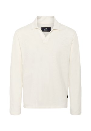 Camisa polo blanca de manga larga con cuello en V, cuello acanalado y tejido texturizado. Cuenta con una pequeña etiqueta de marca en la parte inferior izquierda.