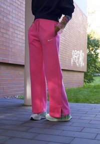 Nike Sportswear SPORTSWEAR PHOENIX FLEECE - Calças de fato de treino - pinksicle