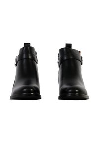 Zwarte leren enkelboots met een gladde afwerking, voorzien van een ronde neus, een gespsier, en een trekband op de hiel. Vlakke rubberen zool.