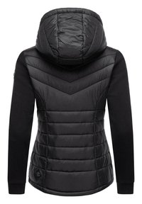Giacca nera isolata con cappuccio trapuntato, caratterizzata da un design a chevron sulla parte superiore e maniche lisce, realizzata con un mix di materiali.