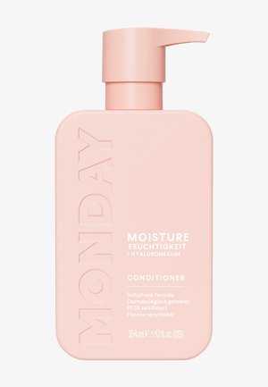 Vaaleanpunainen suorakaiteenmuotoinen pumppupullo, jossa on etiketti "MONDAY Moisture Conditioner". Sisältää hyaluronihappoa, ympäristöystävällinen ja sulfaatiton, 354 ml.