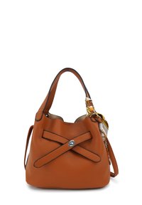 Bruine leren emmer tas met een kruisgegestreept ontwerp, zilverkleurige hardware en een met een patroon versierde sjaal aan de handgreep geknoopt. Gladde textuur.