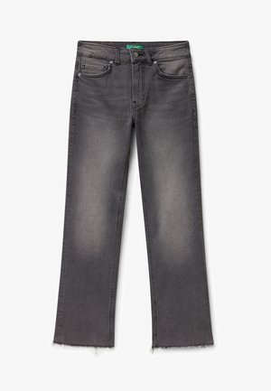 Szare dżinsy o prostym kroju, pięć kieszeni, strzępiony dół i subtelne przetarcia. Posiadają standardowy pas i metalowe elementy.