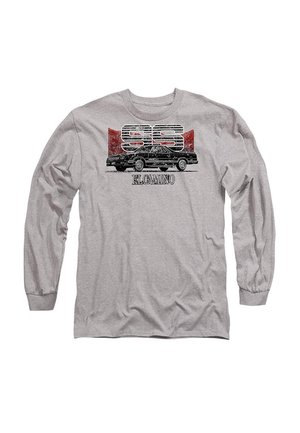 Graues Langarm-T-Shirt mit einem Grafikmotiv eines klassischen Autos und dem Text "SS El Camino", das retro Design und kräftige Farben hervorhebt.
