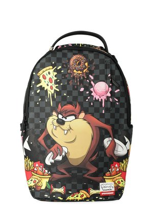 Mochila con un Demonio de Tasmania de dibujos animados sosteniendo platos, rodeado de pizza que gotea, donut, helado, patatas fritas y restos de comida sobre un fondo a cuadros.