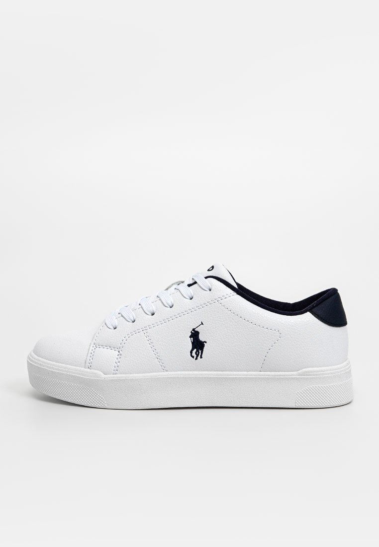 Sneaker bianco con texture liscia, dettagli blu navy sul tallone e logo blu di un cavaliere. Presenta cinque occhielli e suola in gomma.