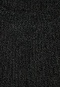 Pull noir en maille avec texture côtelée, présentant un col montant et un matériau doux et duveteux.