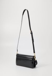 Fekete lakk bőr kézitáska téglalap alakú, állítható pánttal, arany színű fém részletekkel és sima felülettel.