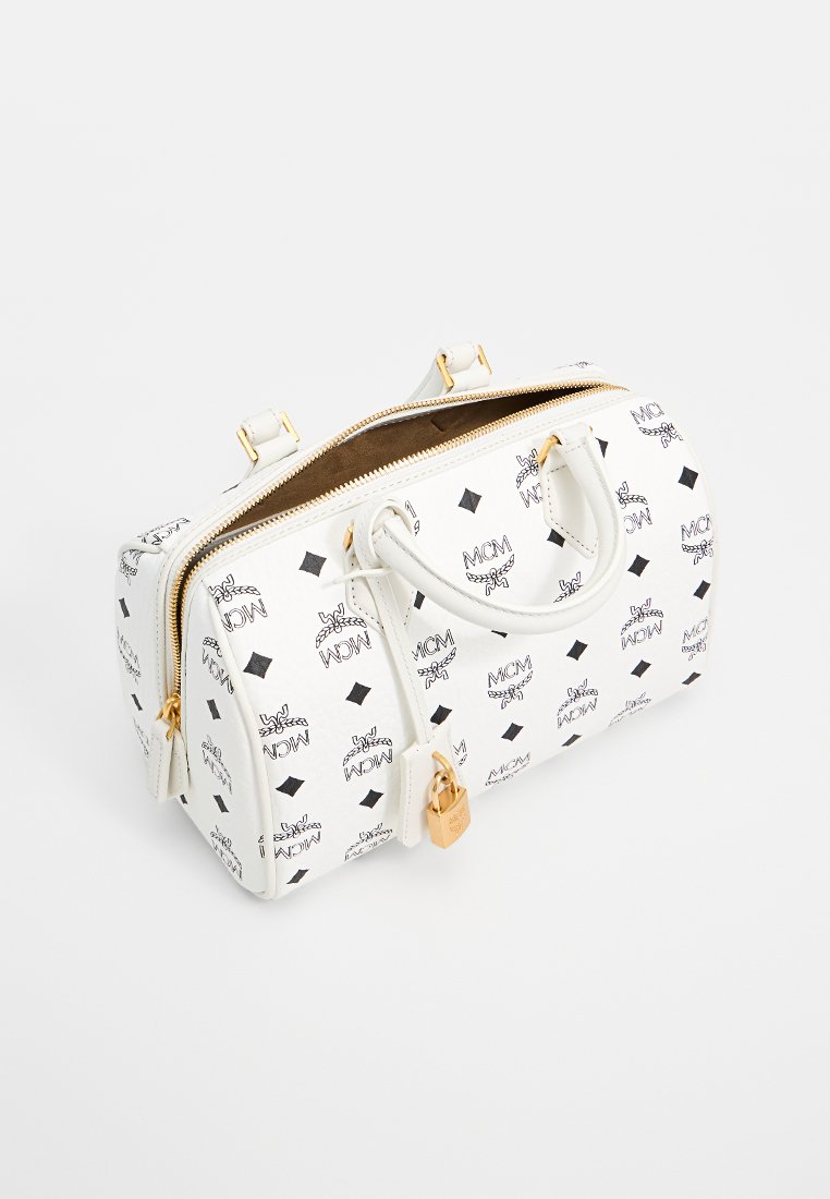 Weiße Lederhandtasche mit schwarzem Logo-Print, goldenen Beschlägen, zwei Griffen und einem Reißverschluss. Enthält ein dekoratives Schlossdetail.