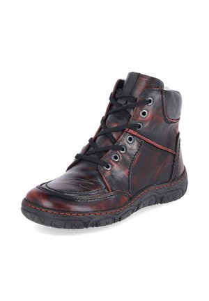 Bota alta de cuero negro y rojo con cordones negros, ojales metálicos, cuello acolchado y suela de goma negra texturizada.