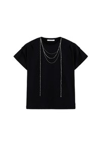Camiseta negra de manga corta con cuello redondo y tres acentos de cadenas plateadas dispuestas en capas descendentes. Hecha de tela suave.