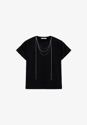 T-shirt noir à manches courtes avec un col rond et trois accents de chaînes argentées disposées en couches dégradées. Fabriqué en tissu doux.