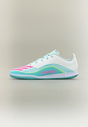 Λευκά αθλητικά παπούτσια με τυρκουάζ λεπτομέρειες, ροζ σήμανση "MESSi" και ριγέ σχέδια. Διαθέτουν λείο συνθετικό επάνω μέρος και υφή στη σόλα.