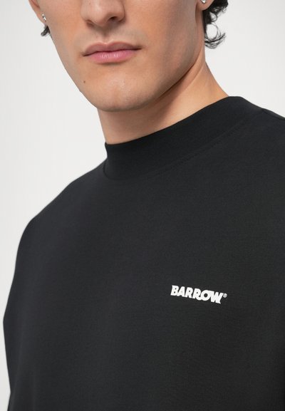 Melnas džempera ar augstu apkakli, krūtīs ar baltu "BARROW" logo. Gluda auduma materiāls un vienkāršs, mūsdienīgs dizains.