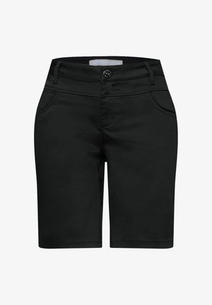 Short noir longueur genou avec bouton sur le devant, passants de ceinture et poches avant sur fond blanc uni.