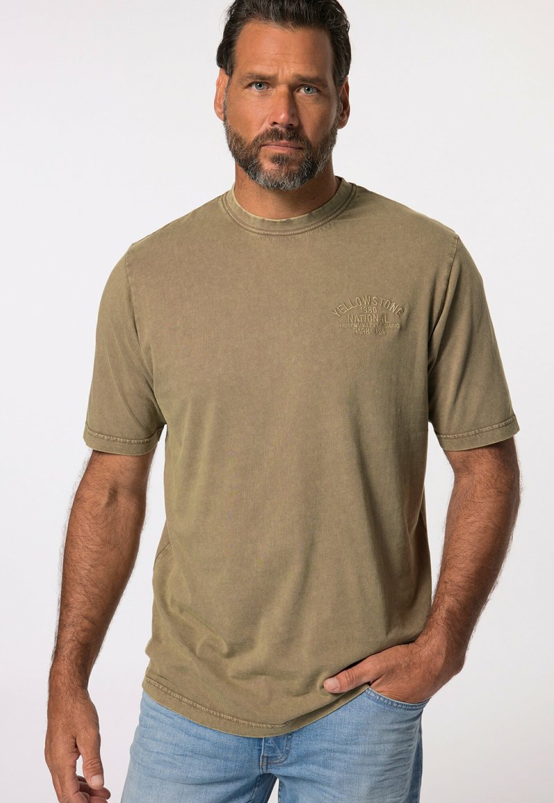 Olivengrøn bomulds t-shirt med rund hals, korte ærmer og et præget design med "Yellowstone National Park" på brystet.