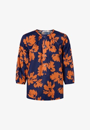 Marinebluse mit großem orangefarbenem Blumenmuster, Rundhalsausschnitt, Knopfverschluss und Dreiviertelärmeln. Weicher Stoff mit leichtem Glanz.