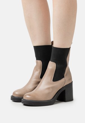 Pavement ADELE - Enkellaarsjes met plateauzool - taupe