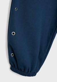 Tmavomodré látkové puzdro s pružným lemom a tromi kovovými očkami rovnomerne rozmiestnenými pozdĺž bočnej strany.